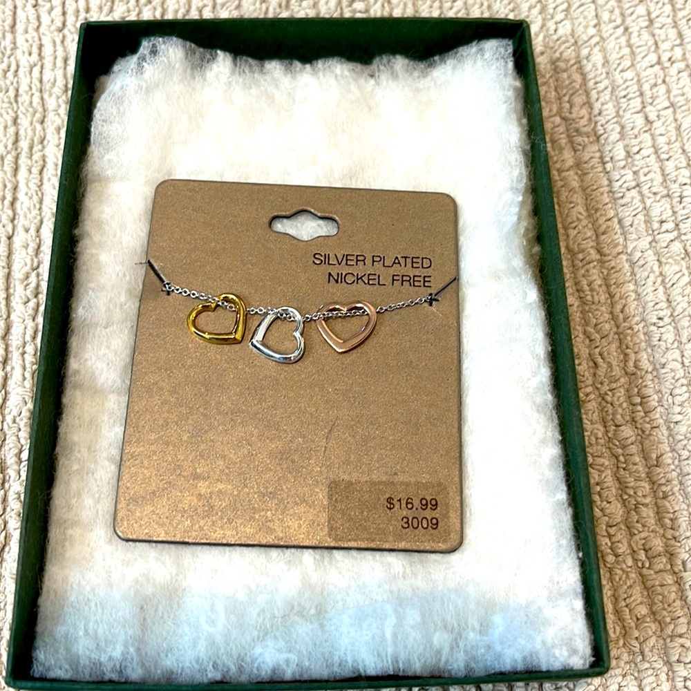 Super cute necklace with 3 hearts